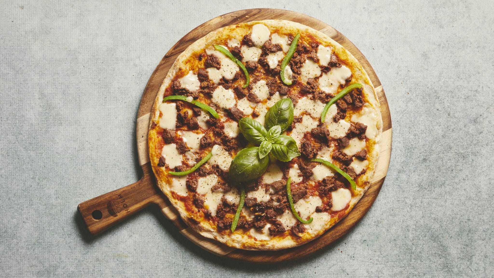 Spiaggia di Avola pizza with ragù and fresh basil